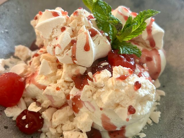 RESTAURANT LE BISTROT BASTIDE Pavlova aux fruits rouges