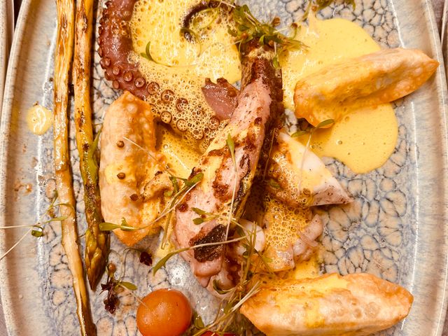 RESTAURANT LE BISTROT BASTIDE Poulpe à la plancha et émulsion safranée